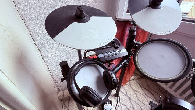 Instruments de musique: E-Schlagzeug, mit Kopfhörer – D'occasion à Gümligen par caesar07 3