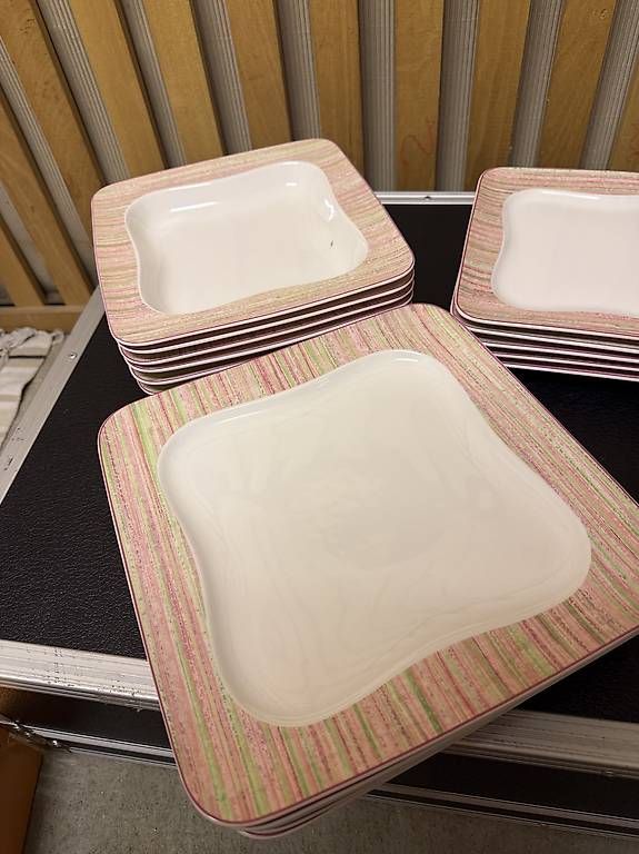 Set di piatti: Set di piatti – Usato da Riva San Vitale venduto da sav_l5kk