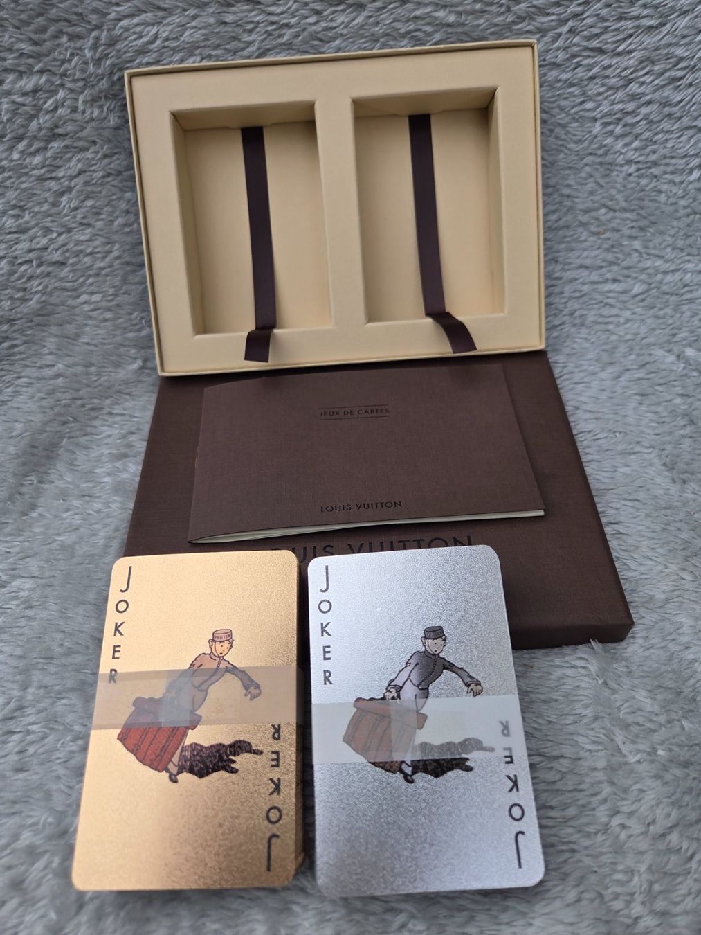 Giochi: Exklusives Louis Vuitton Spielkarten- Set. Limited Edition – Nuovo e nell'imballaggio originale da Uetendorf venduto da NicoleTedesco 1