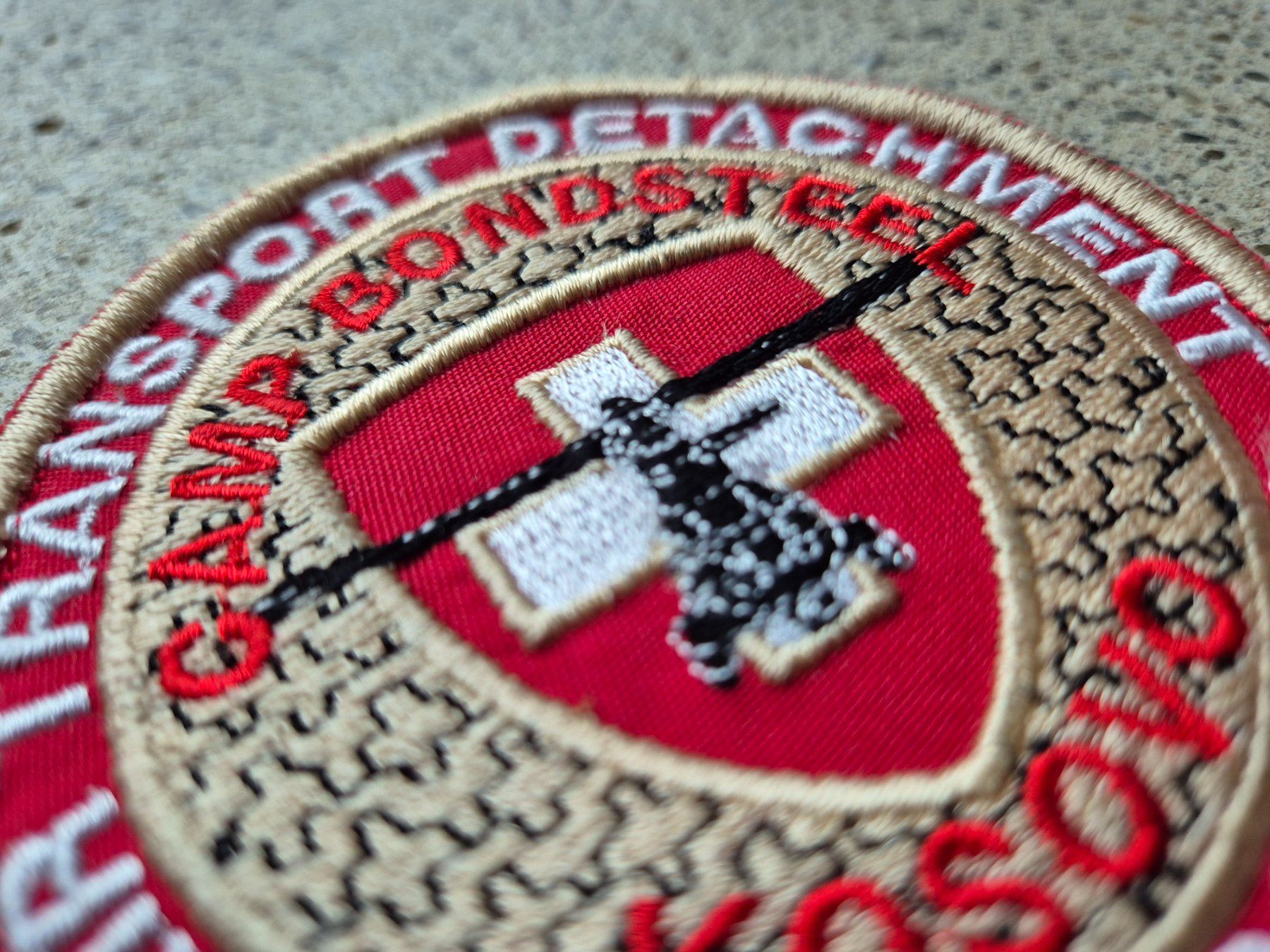 Schweizer Armee Placchette & Badge: *** Badge Luftwaffe Swisscoy Einsatz mit klett  *** – Nuovo e nell'imballaggio originale da Riedholz venduto da fr_sIruP 3