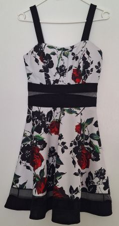 Sommerliches Blumenkleid mit Rosenmuster, Grösse S