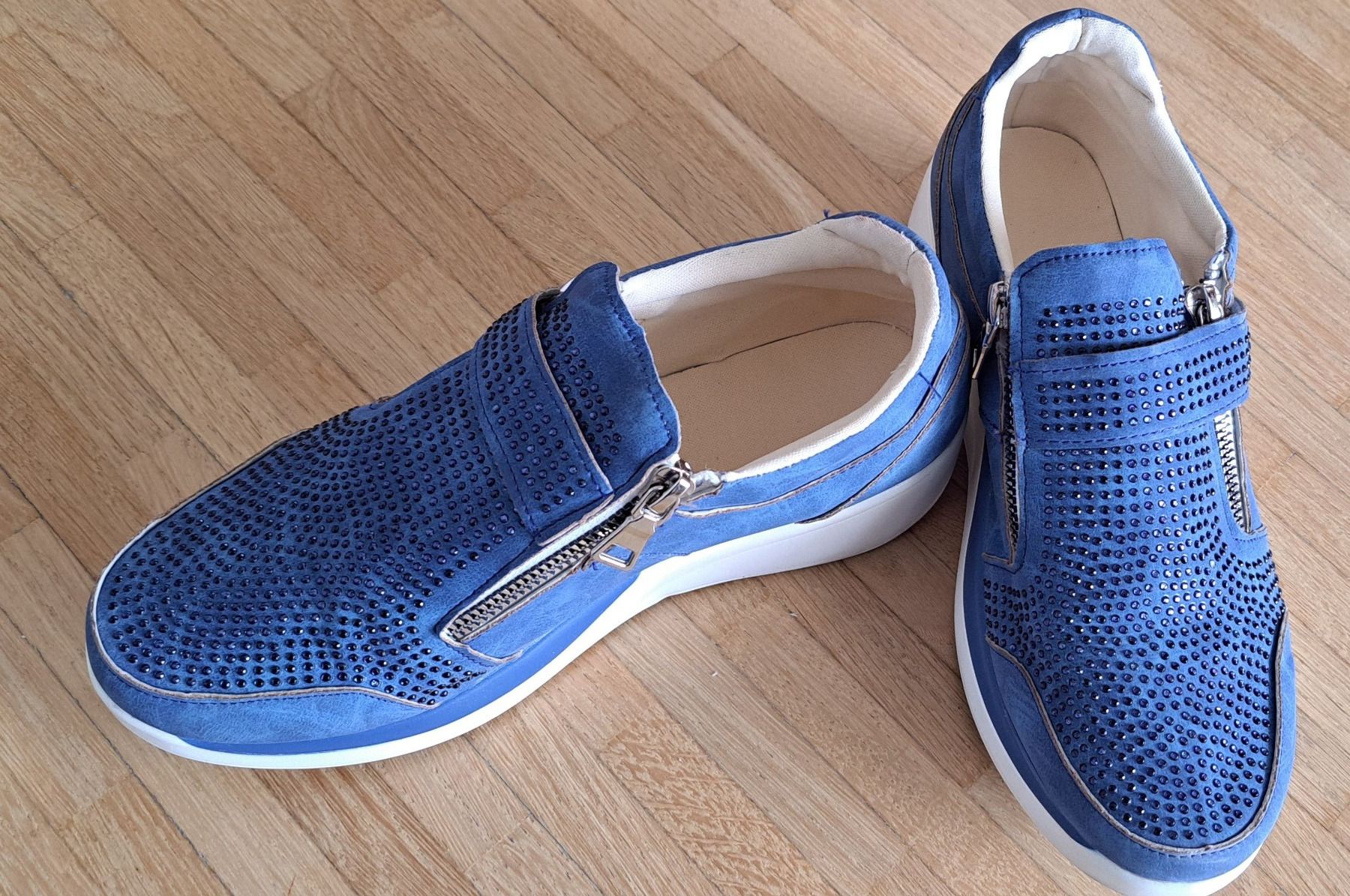Scarpe da donna: Confortable chaussure bleu de marche – Nuovo (secondo la descrizione) da Le Mont-sur-Lausanne venduto da olatiu 1