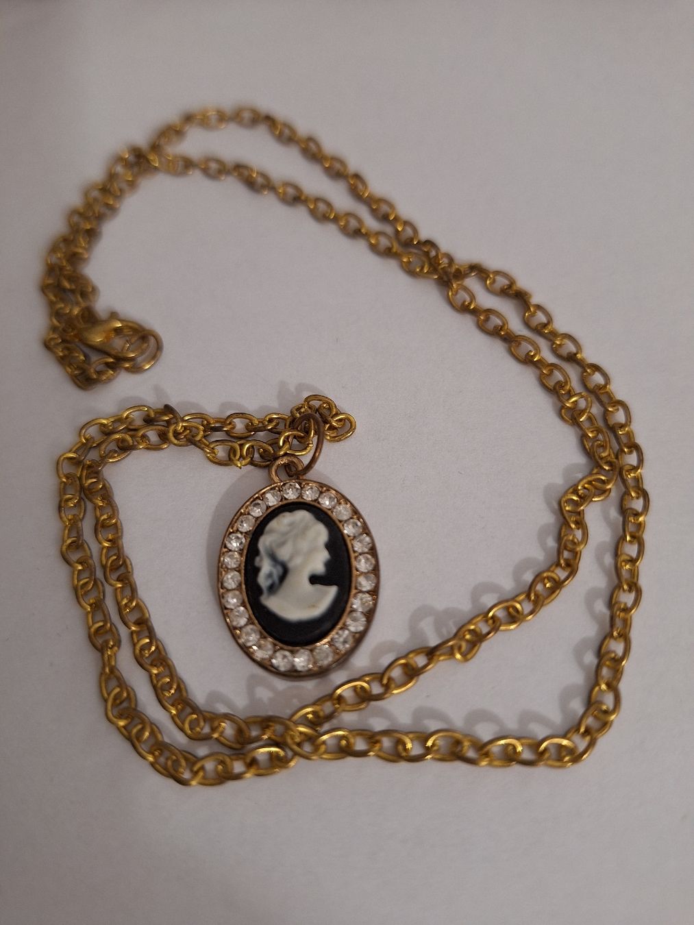 Catenine: Kette mit.kleinem gemmenmedaillon – Usato da Kerzers venduto da ExpressoTerreno