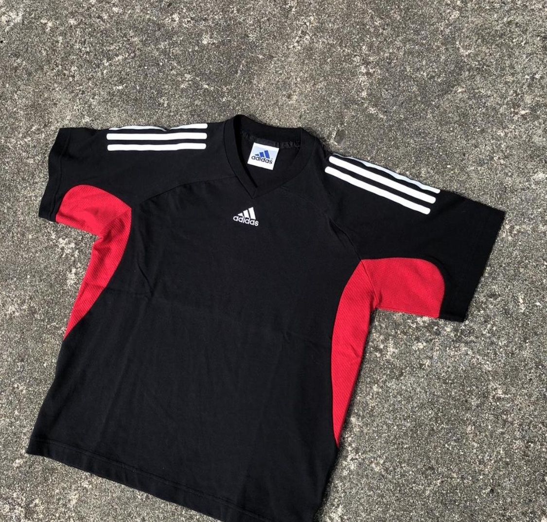 Adidas T-shirt: retro Adidas Shirt – Usato da Fribourg venduto da ann_l9b7 1