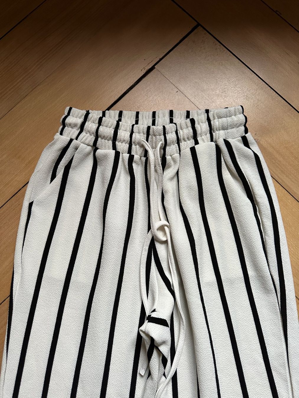 Shein Pantalons: SHEIN - Hose weiss-schwarz gestreift S – D'occasion à Zürich par Diazaio 1
