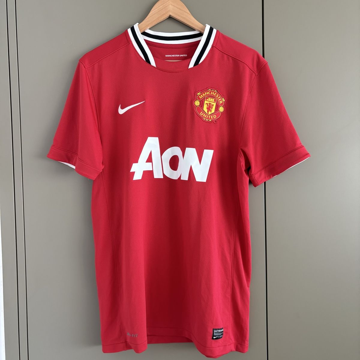 Nike Leibchen & Hosen: Manchester United Trikot Nike AON – Gebraucht aus Winterthur von LaBodega