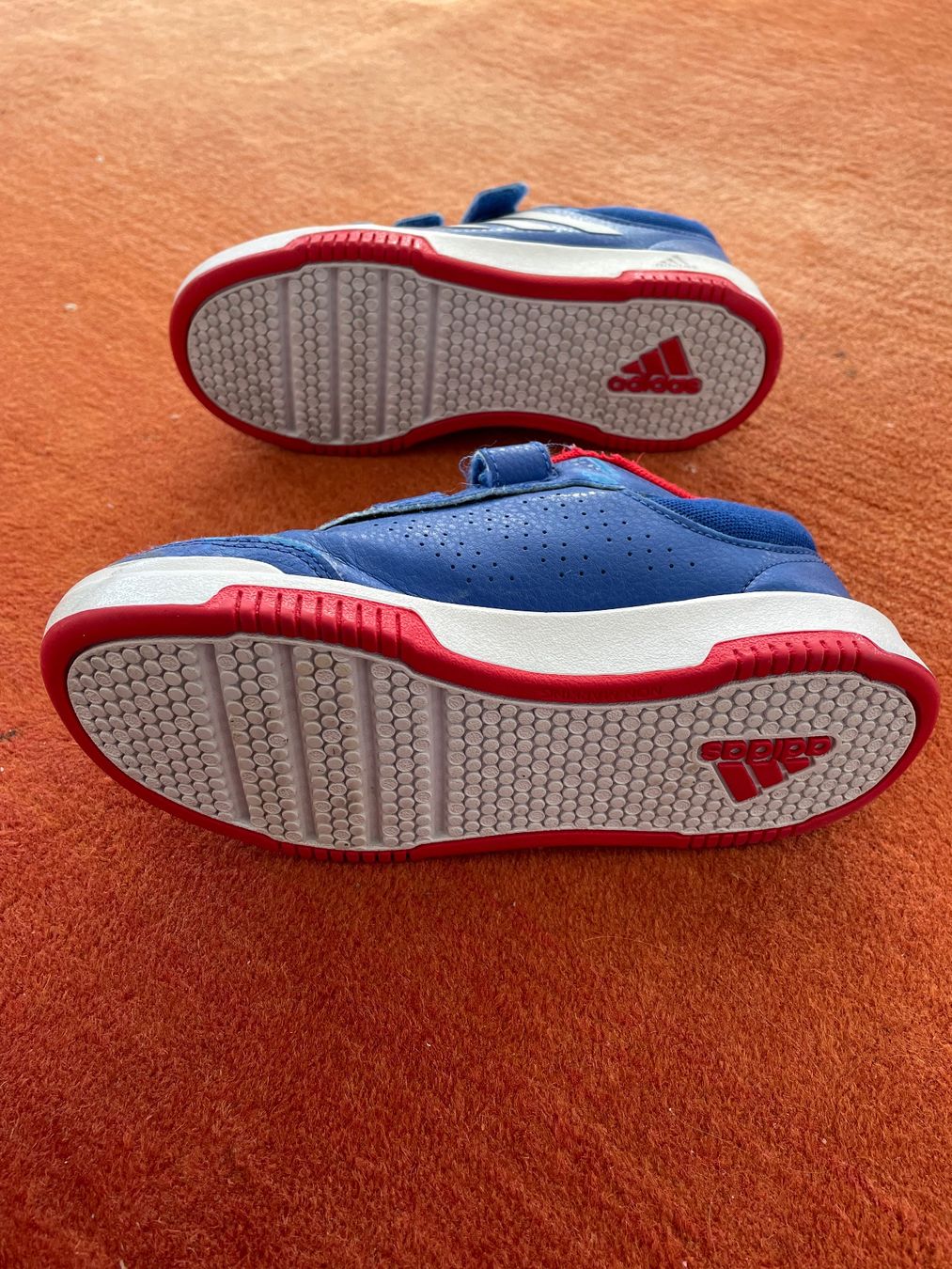 Adidas Schuhe für Jungen: Neuwertige Hallenschuhe Adidas 33.5 – Gebraucht aus Landquart von sar_tjn8 1
