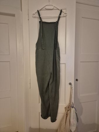 Latzhose 100% Lyocell olivgrün Grösse S