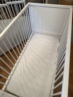 Gut erhaltenes Kinderbett, weiss, mit Matratze und Nestli