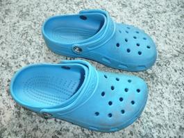 Crocs Badeschuhen original in blau in Gr. 35