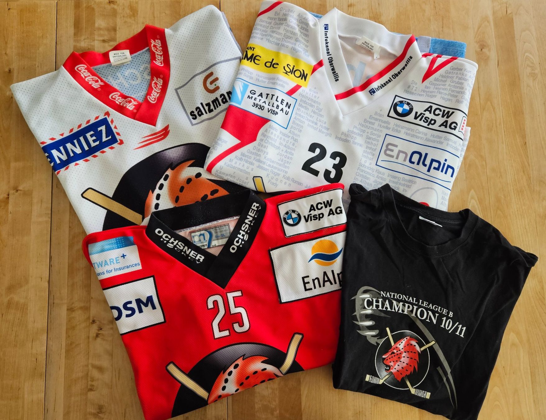 Leibchen & Hosen: EHC Visp 3 Trikots + Shirt – Gebraucht aus Hägglingen von United-Village-Trade