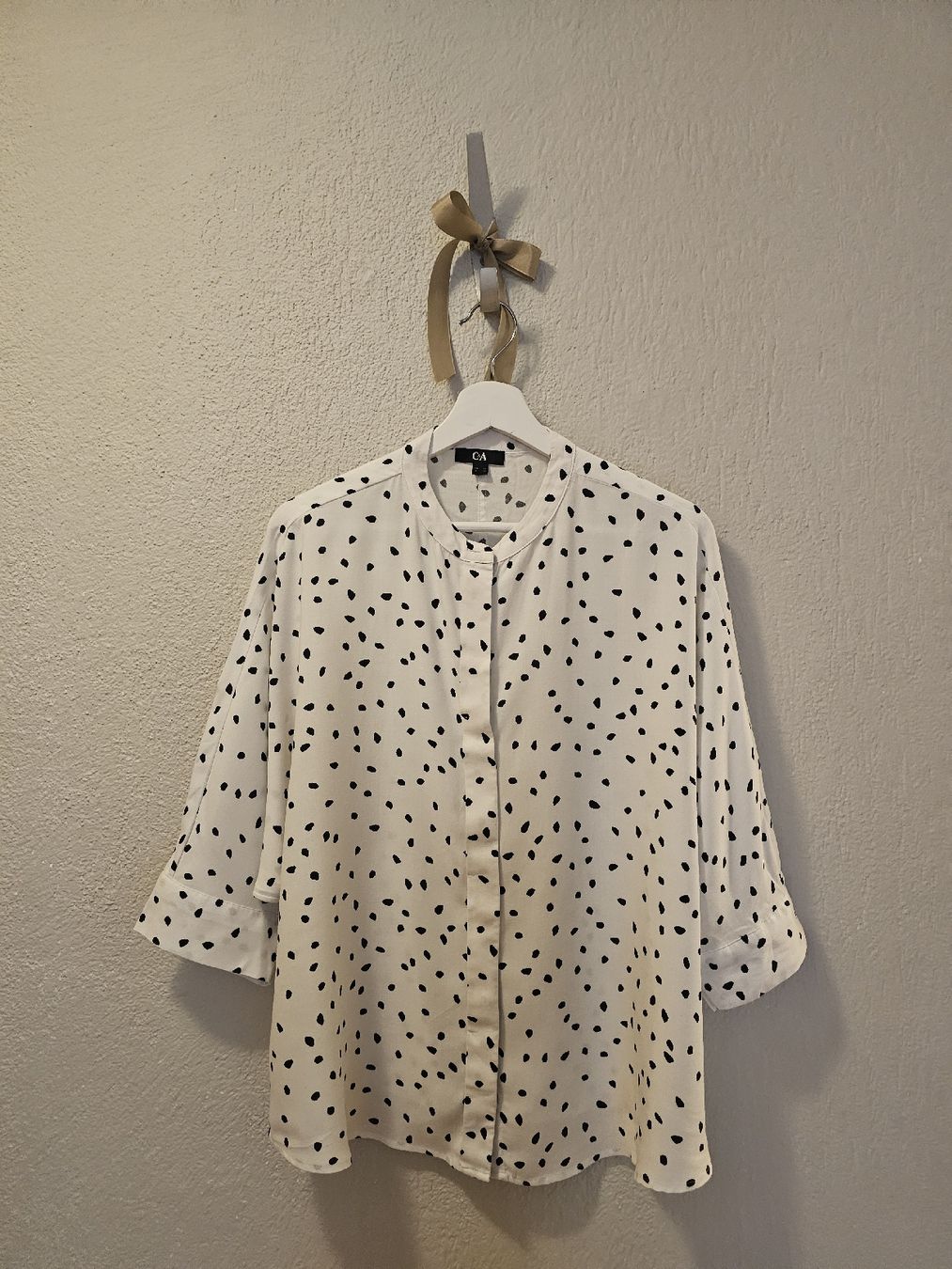 C&A Camicette: Leichte Bluse von C&A, Gr. 40, Weiss/Schwarz gepunktet, – Nuovo (secondo la descrizione) da Bern venduto da Oscarella 3