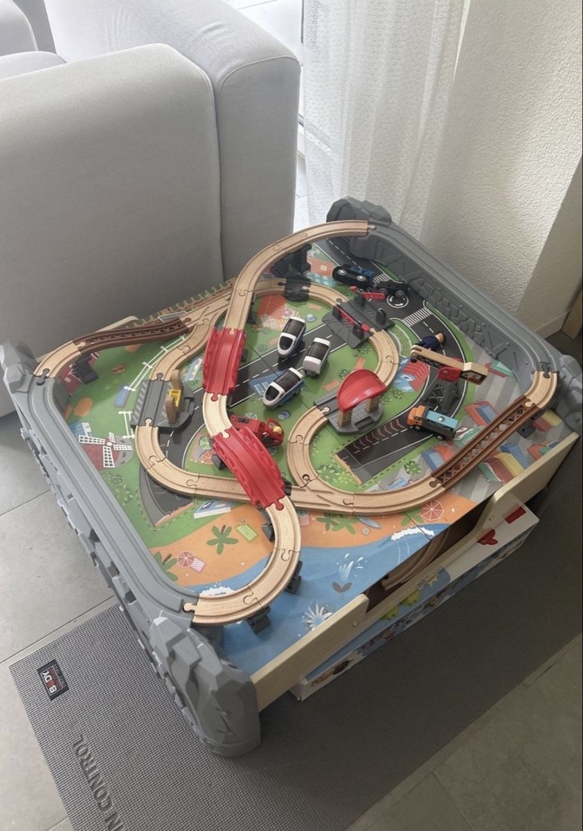Hape Giocattoli: Hape Holzeisenbahn mit Tisch – Usato da Buttikon SZ venduto da kaischi2008