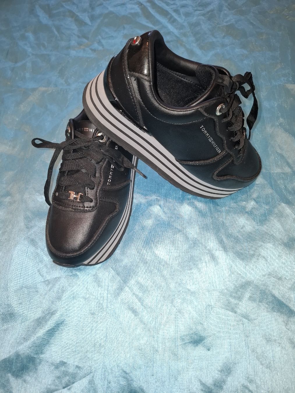 Tommy Hilfiger Damenschuhe: Baskets Plateforme Tommy Hilfiger Noires - Taille 36  – Neu (gemäss Beschreibung) aus Le Locle von QUALI-PRIX