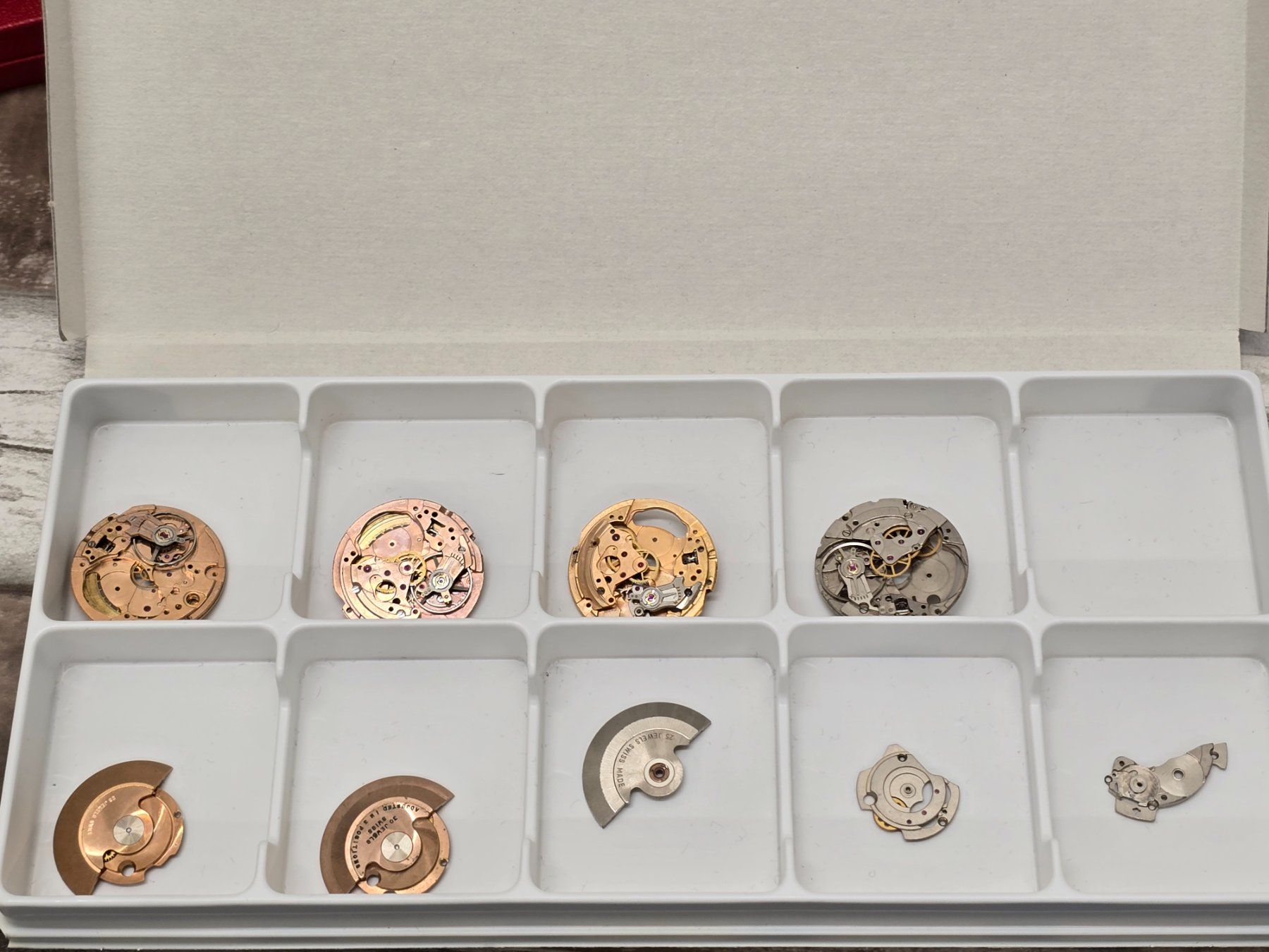 Orologi: Lot de 4 mouvements pièces détacher – Difettoso da Tramelan venduto da Nirdan