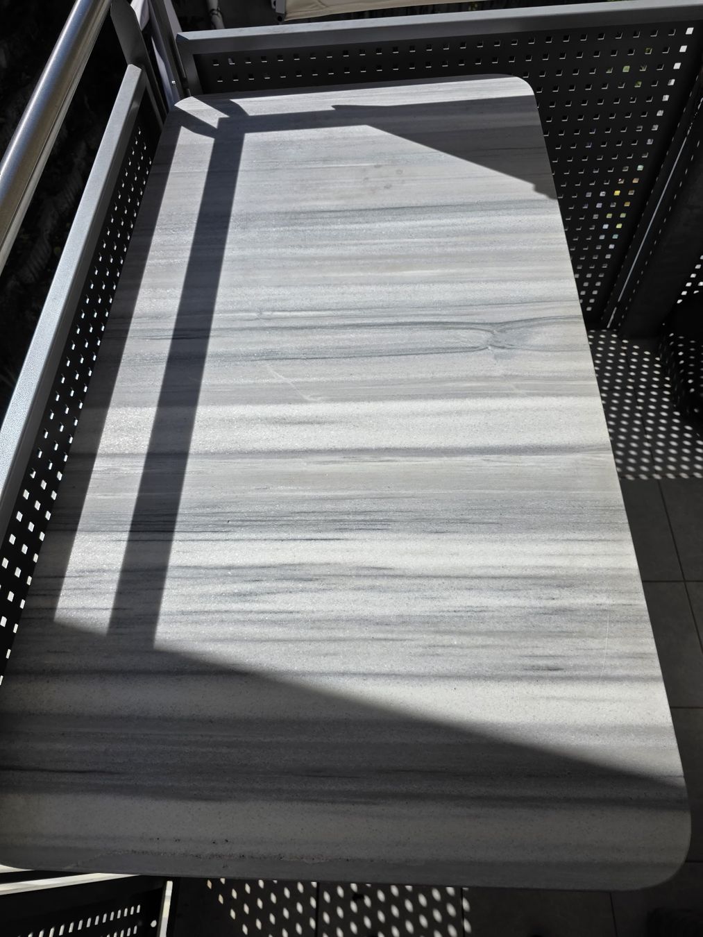 Tables: Marmortisch mit Eisengestell – D'occasion à Pfeffingen par tobsent 2