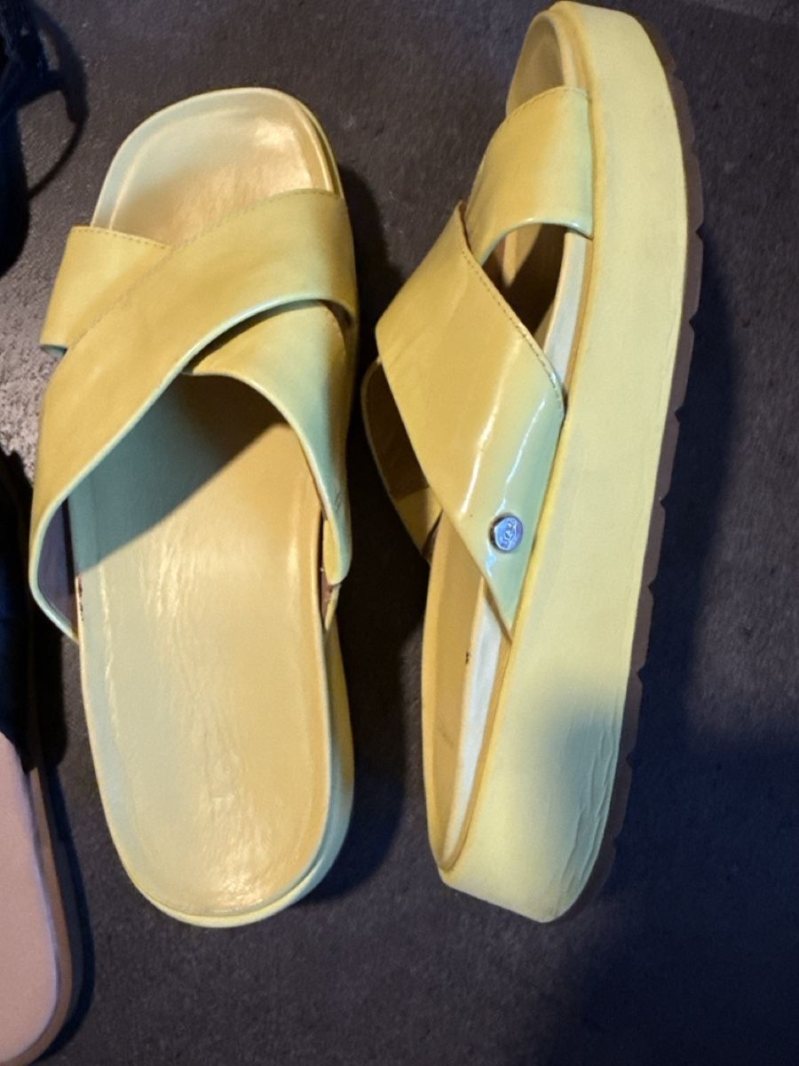 Ugg Chaussures femmes: Ugg Pantoletten  – D'occasion à Pieterlen par Ksenia3003 1