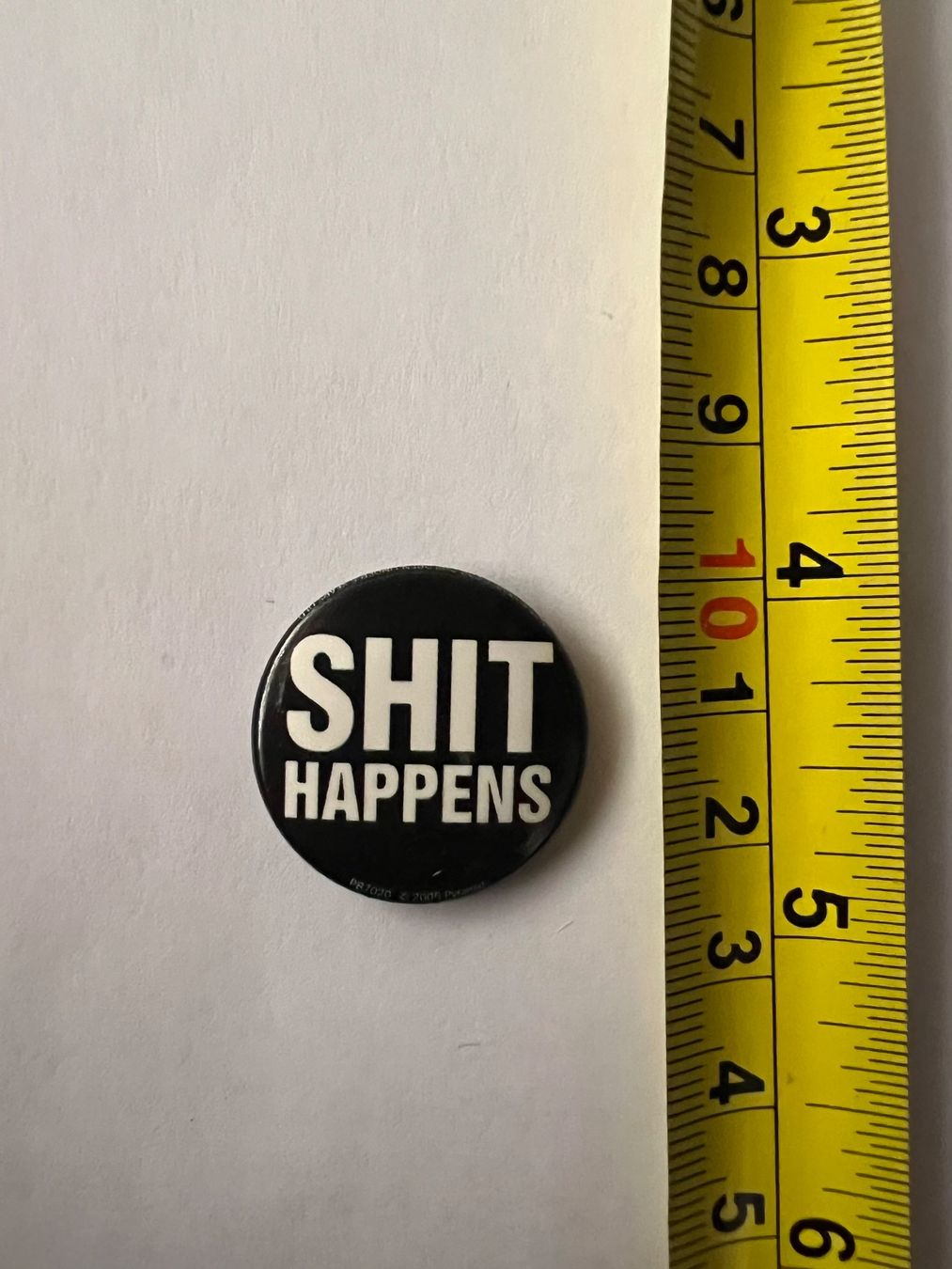 Spille & Fermagli: Button «SHIT HAPPENS» – Usato da Zürich venduto da rigani 1