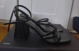 Elegante schwarze Sandaletten mit Absatz, Grösse 40