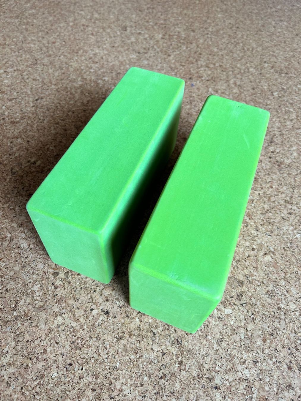 Bodenmatten: 2 grüne Yogablocks – Gebraucht aus Laufen von Bellebellezza
