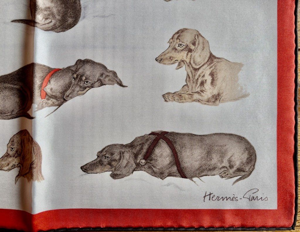 Hermès Foulard & Sciarpe: HERMES Gavroche Pochette "LES BASSETS", 2025 – Nuovo e nell'imballaggio originale da Zürich venduto da Libraco 2