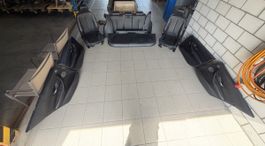 BMW F30 schwarzes Lederinterieur mit roten nähten