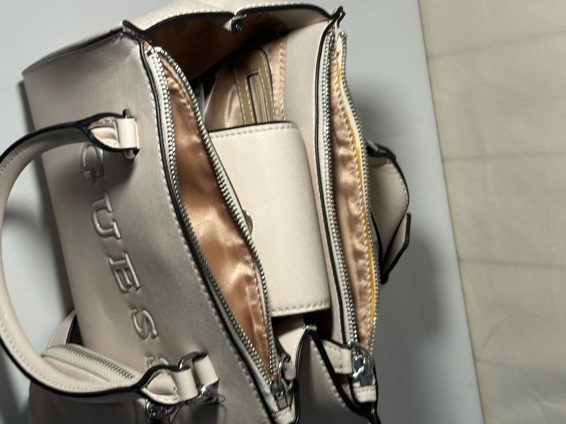 Guess Borse da donna: Rodney Satchel de la marque Guess. – Nuovo e nell'imballaggio originale da Onex venduto da eri_jx6q 4