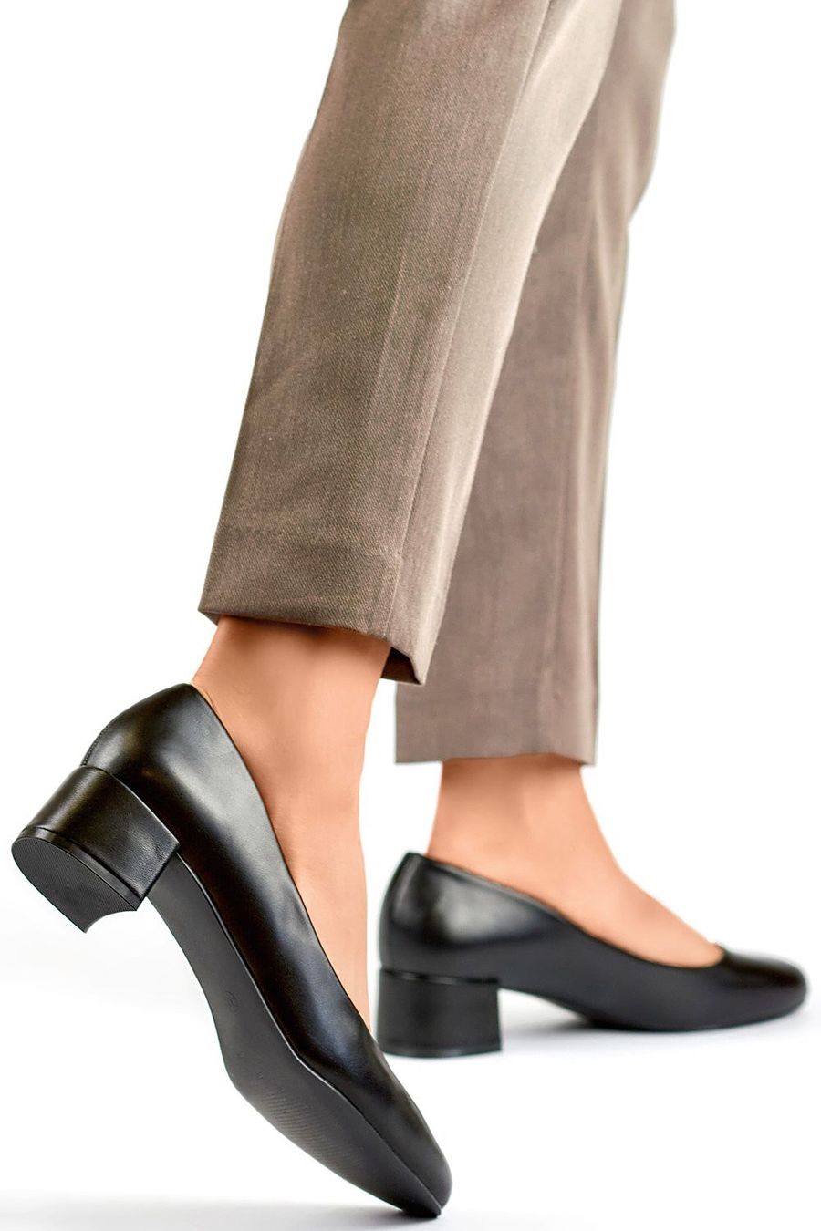 Damenschuhe: Echtleder Pumps mit Absatz schwarz (modern) – Neu und originalverpackt aus Romanshorn von Amorubi 1