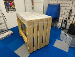 Bar-Tisch aus Paletten auf Rollen mit Plexiglas Abdeckung
