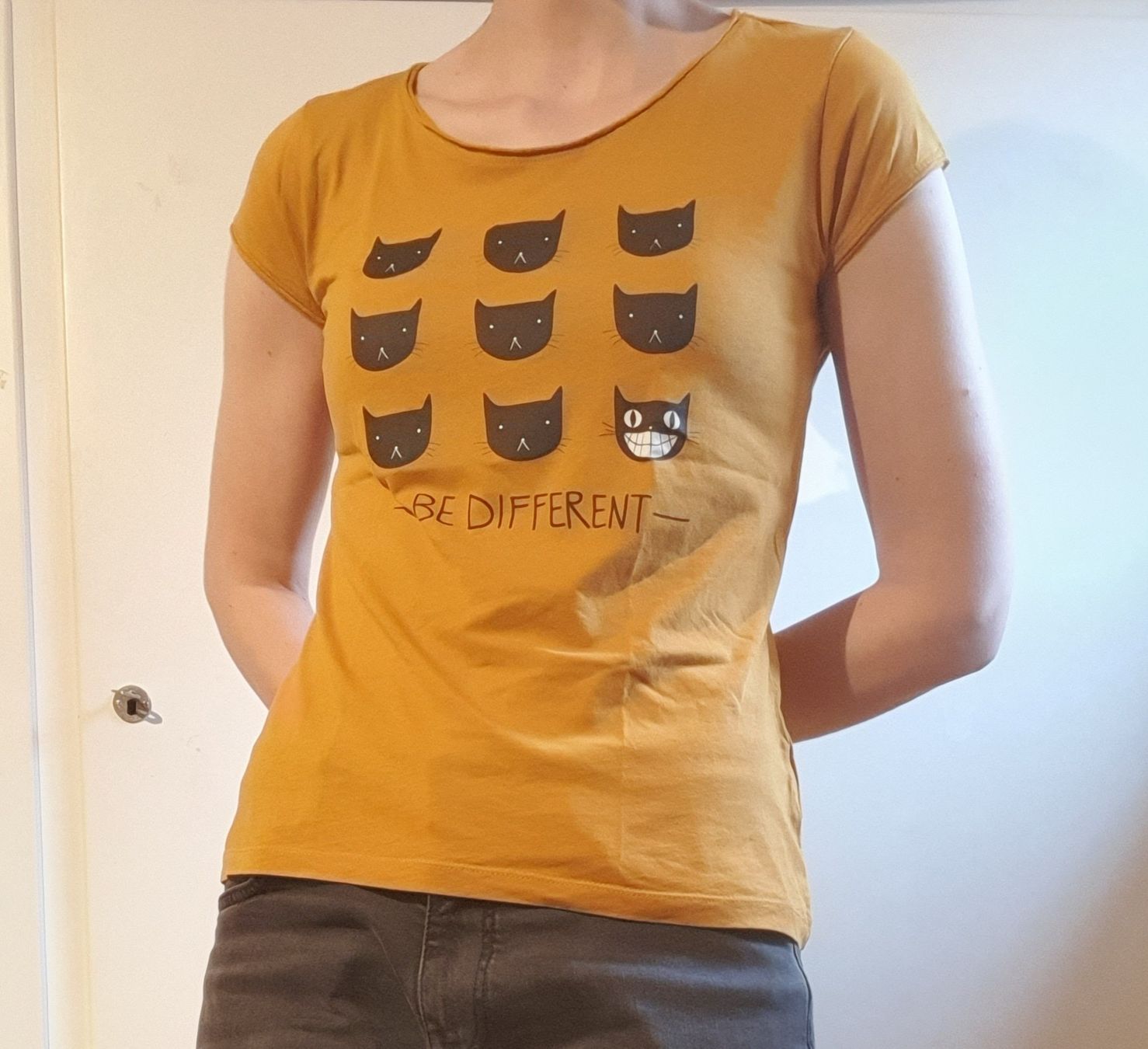 T-Shirts: T-shirt "Be Different" chats – Gebraucht aus Tavannes von lanimeyl