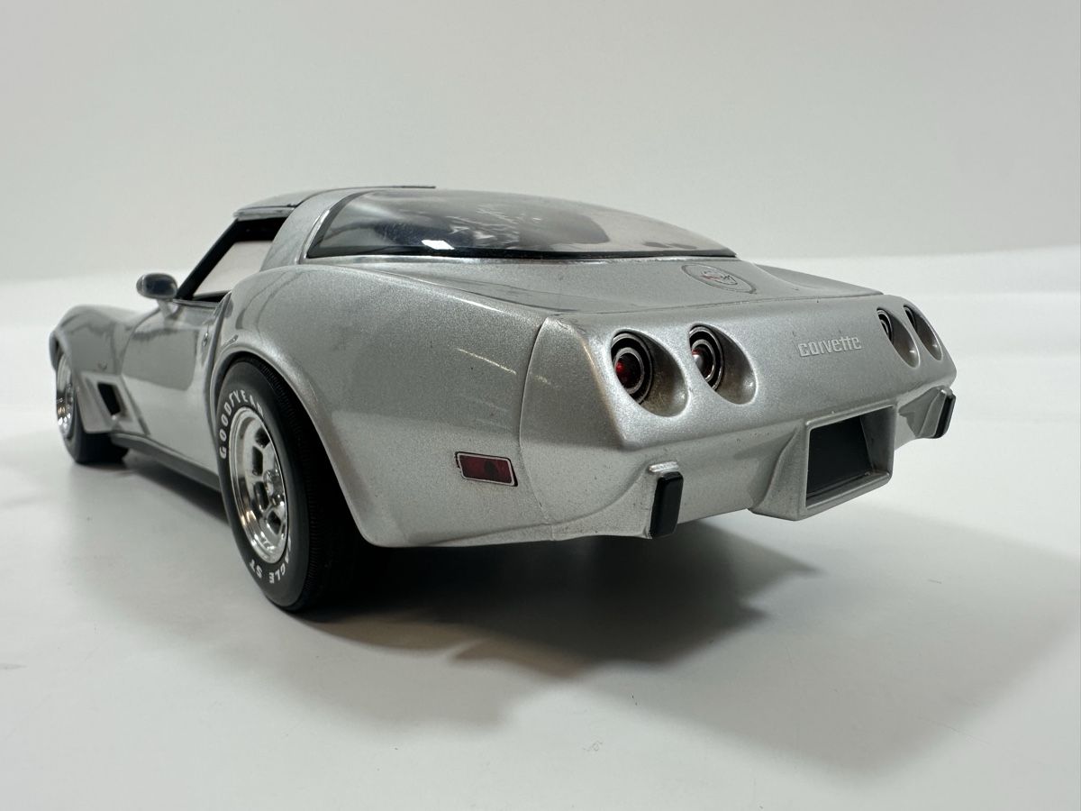 UT Models Modellautos: 1978 Chevrolet Corvette C3 1:18, silbrig, UT MODELS – Defekt aus Zofingen von rf9_x2xt 3