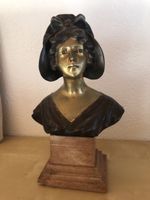 Bronze Büste Mädchen mit Haube auf Marmorsockel signiert