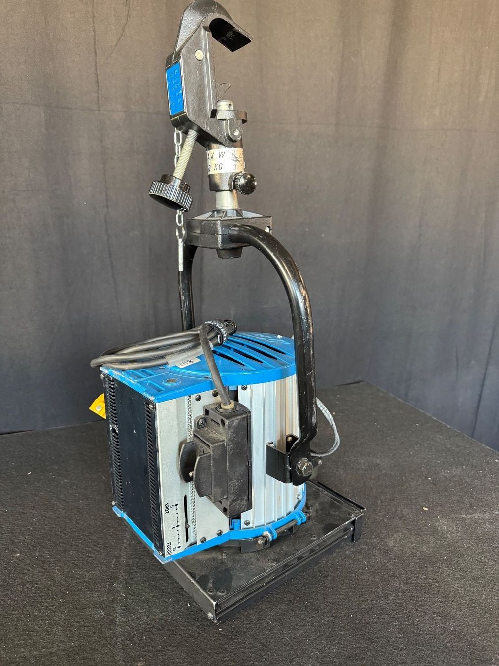Scheinwerfer: ARRI Studio 1000 Fresnel Scheinwerfer Occasion – Gebraucht aus Urtenen-Schönbühl von nuancegmbh 2