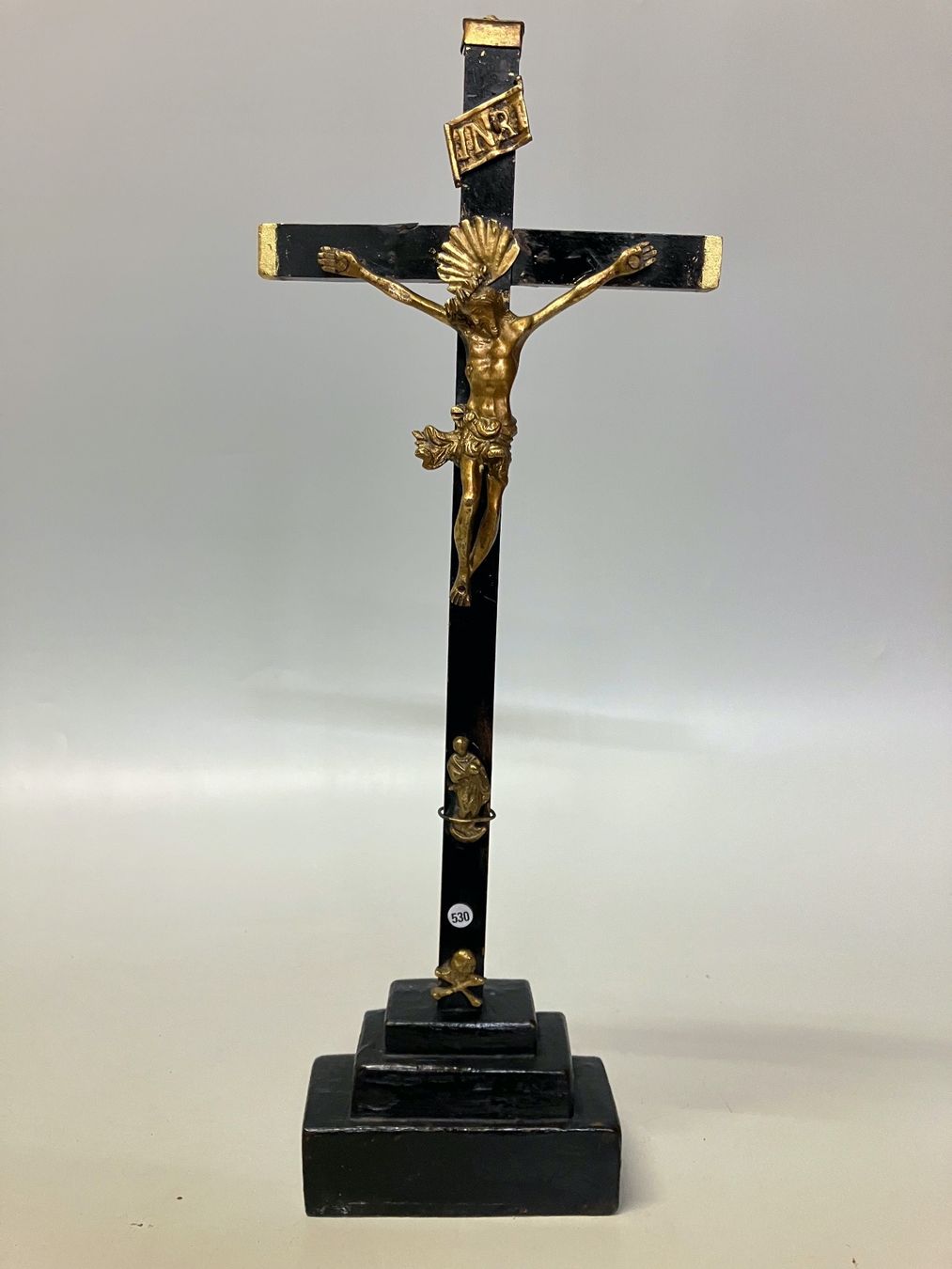 Statuette: Antikes Standkreuz Kruzifix. – Usato da Horw venduto da luzernicus