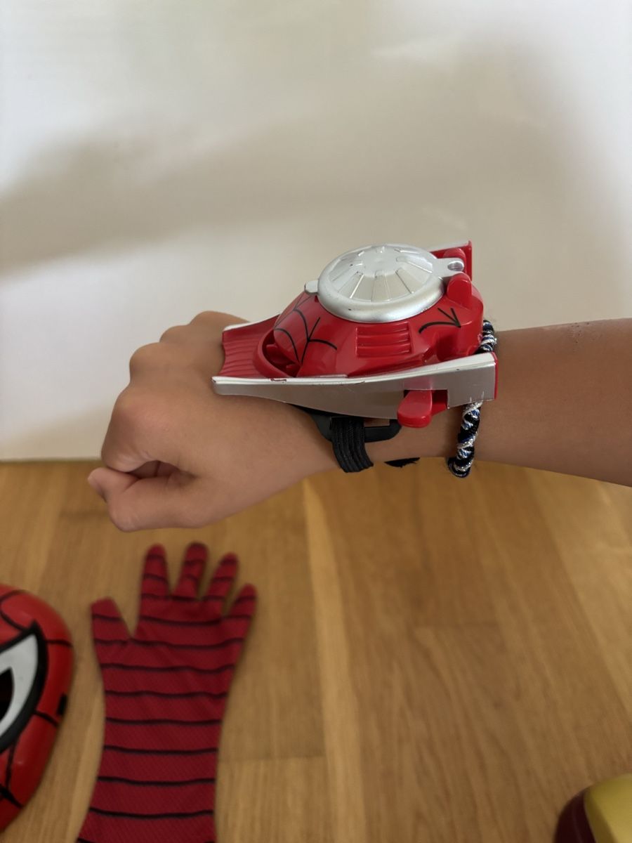Costumes: Spiderman & Ironman light-up mask and accessories – D'occasion à Würenlos par sue_wp8k 7