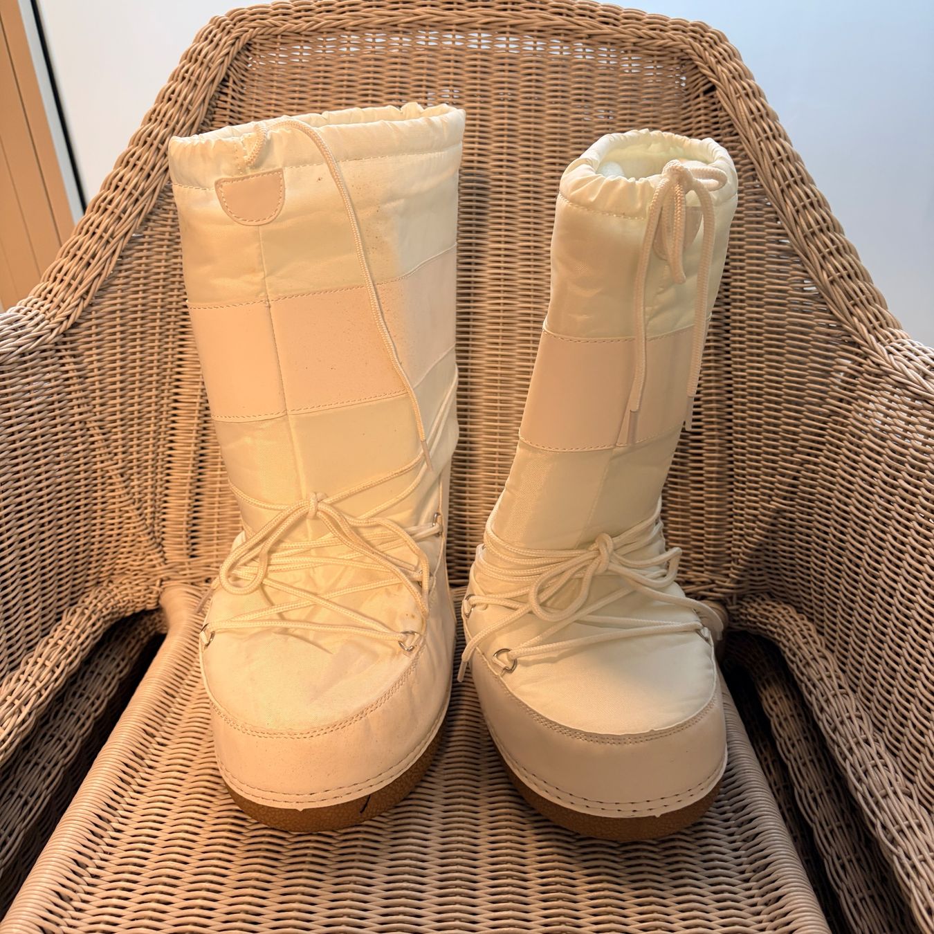 Herrenschuhe: Winterstiefel Weiss Grösse wird bekannt gegeben – Gebraucht aus Fahrweid von Antonio_Dantas