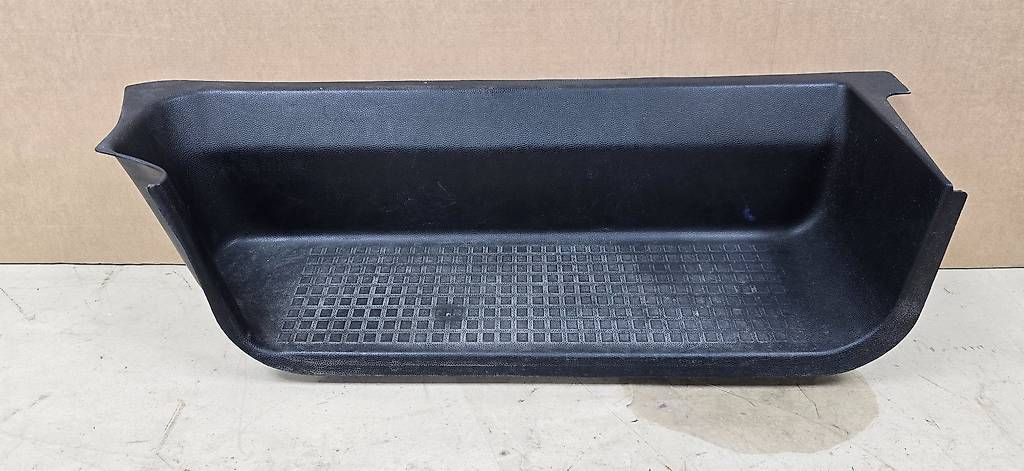 Volkswagen Tutti pezzi di ricambio auto: VW T4 Einstieg Trittstufeneinsatz links Tritt schwarz – Usato da Schaffhausen venduto da Parg86