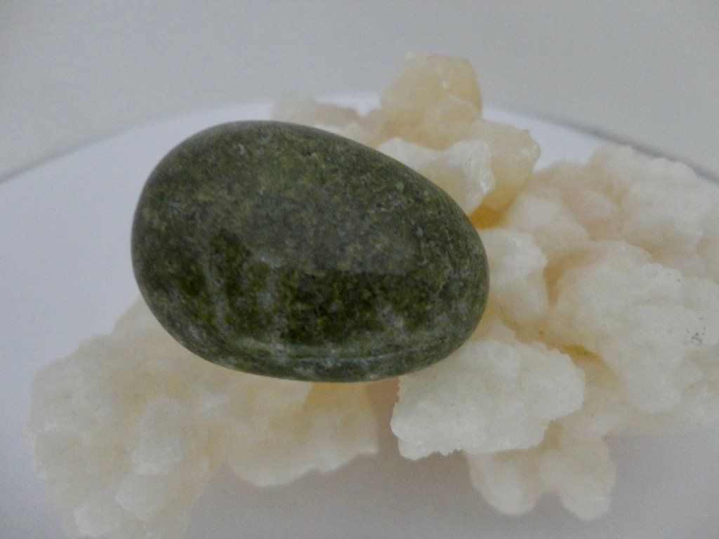 Minerali & Pietre curative: Epidot Trommelstein – Nuovo (secondo la descrizione) da Biberist venduto da Steine 1