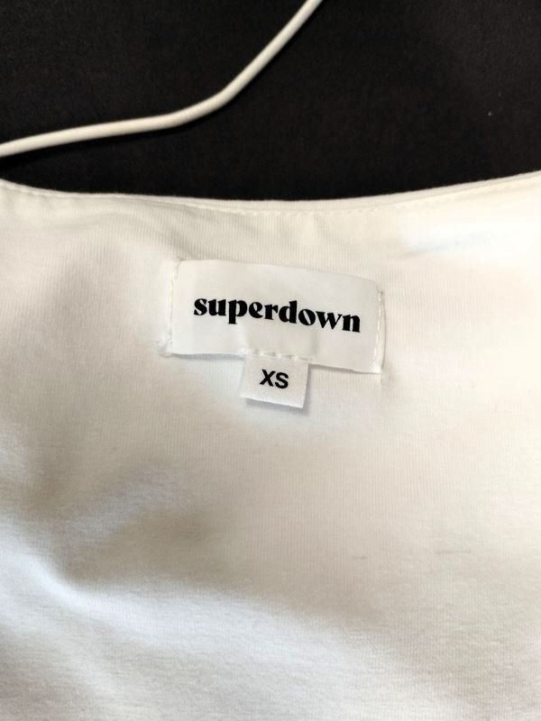 Robes: SUPERDOWN weisses Minikleid Gr. XS – D'occasion à Schübelbach par Restwert_Schubelbach 6