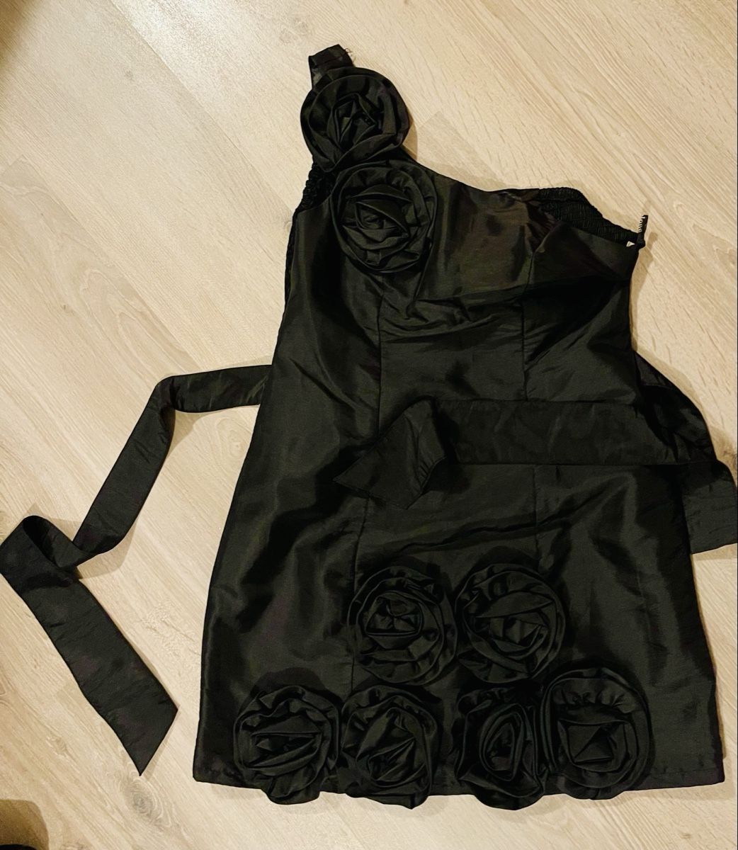 Vestiti: Robe noire élégante à une épaule, taille S, avec fleurs – Usato da La Chaux-de-Fonds venduto da Sabinchenn