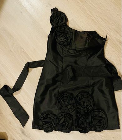 Robe noire élégante à une épaule, taille S, avec fleurs