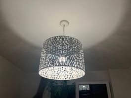 Elegante Hängelampe, neuwertig, für gemütliche Abende
