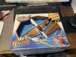 2 neue Air Raiders Sky Walker Flugzeug mit Launcher!