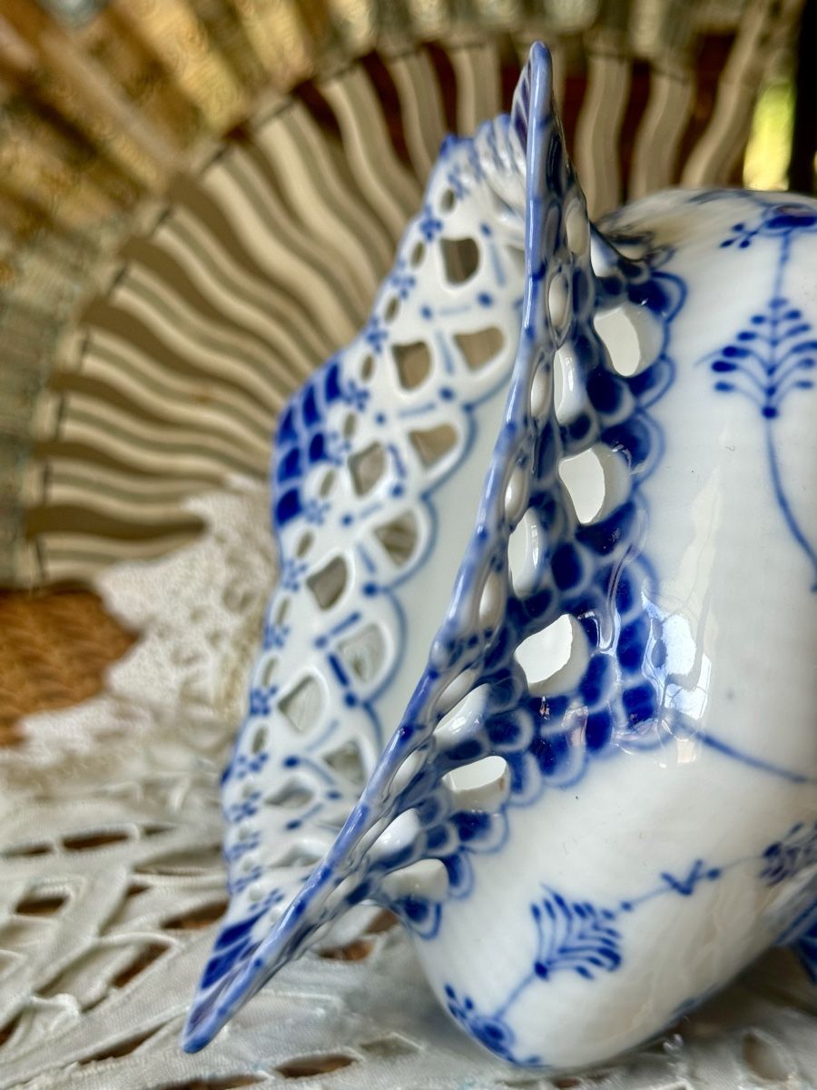 Royal Copenhagen Ciotole: Royal Copenhagen Blue Fluted full Lace cache pot – Usato da Courtaman venduto da sultan16 5