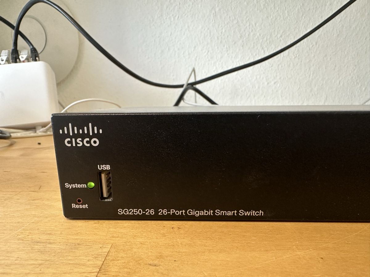 Cisco Hubs & Switches: Cisco SG250-26 26 Port Smart Switch – Gebraucht aus Luzern von FrankGroebel 1