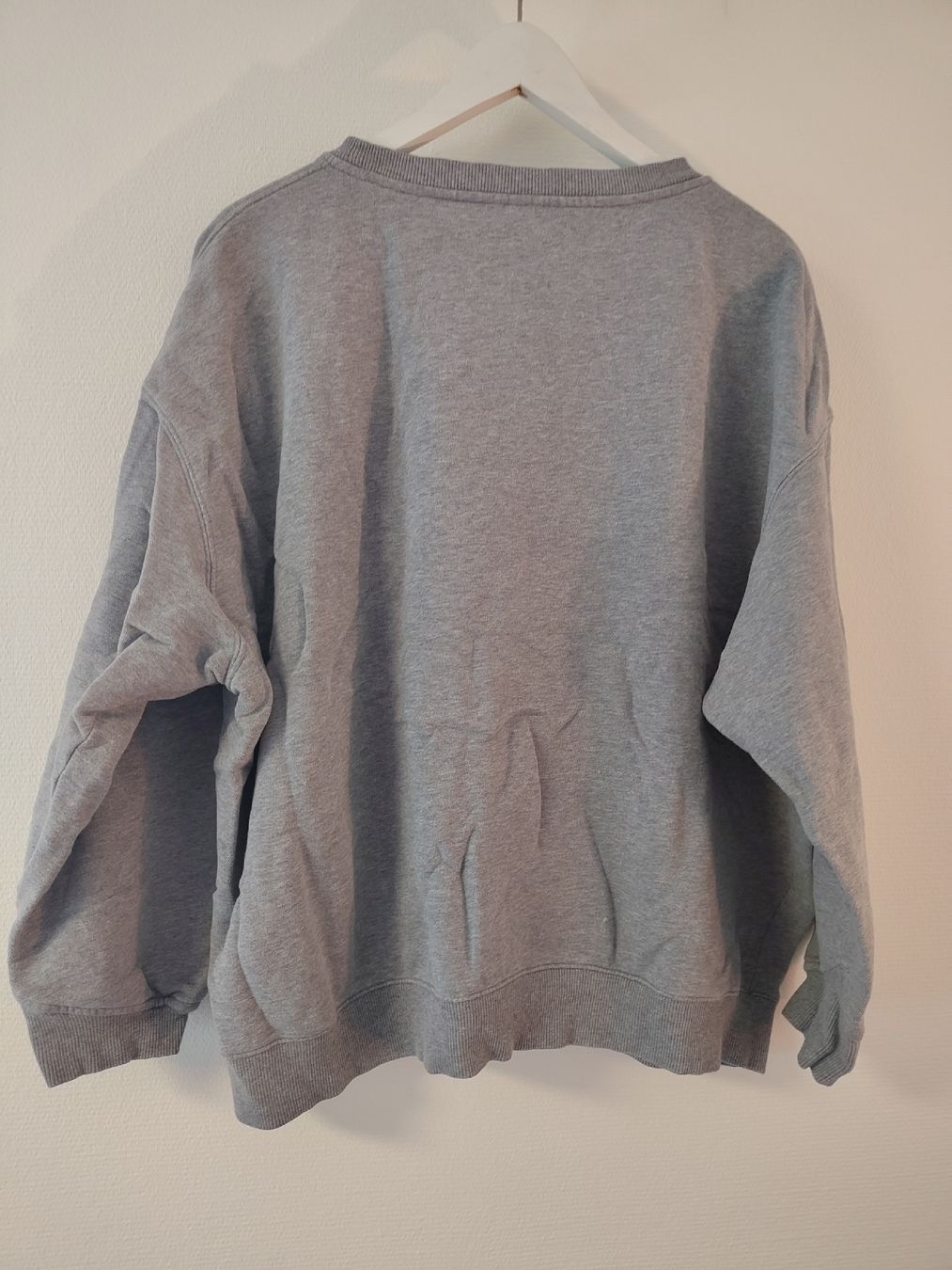 Maglioni & Felpe: Grauer Pullover Grösse M mit Tasche guter Zustand – Usato da Zürich venduto da s_a11 1