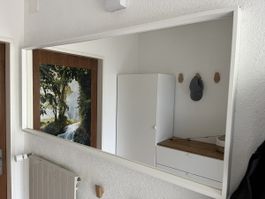 Grosser Wandspiegel mit weissem Rahmen