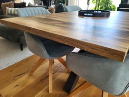 Verlängerbarer Tisch (Stühle werden seperat verkauft)