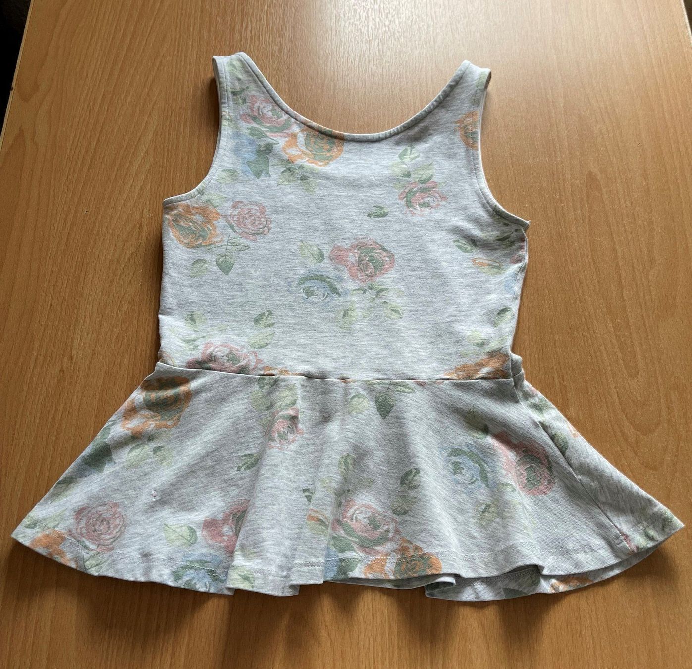 Blusen, T-Shirts & Tops: T-Shirt grau mit Rosen – Gebraucht aus Basel von Seifehuesli 1
