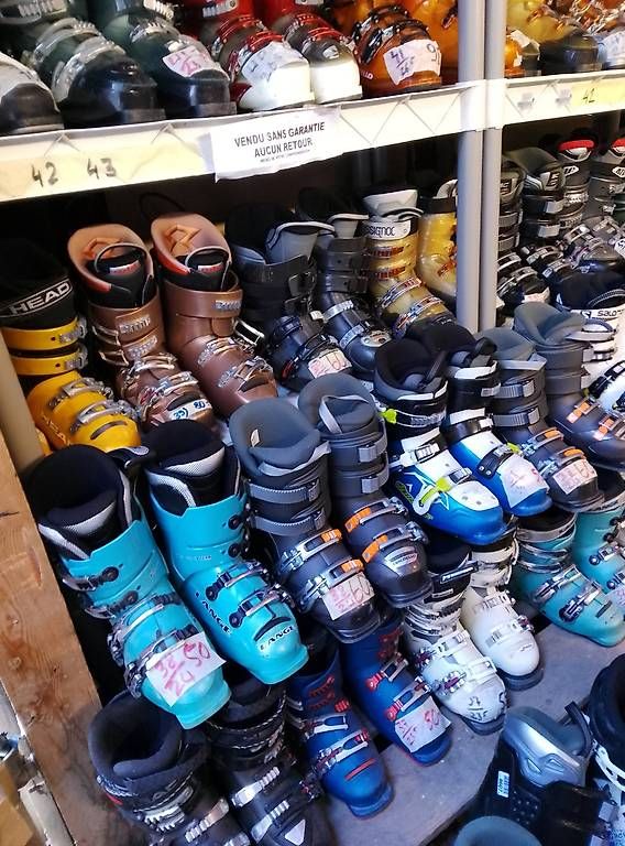 Skis: Equipement ski complet - Skis, chaussures, casques, bâtons.. – D'occasion à Leysin par Liquidation-404 4